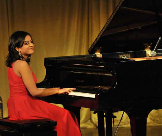 female piano player goa