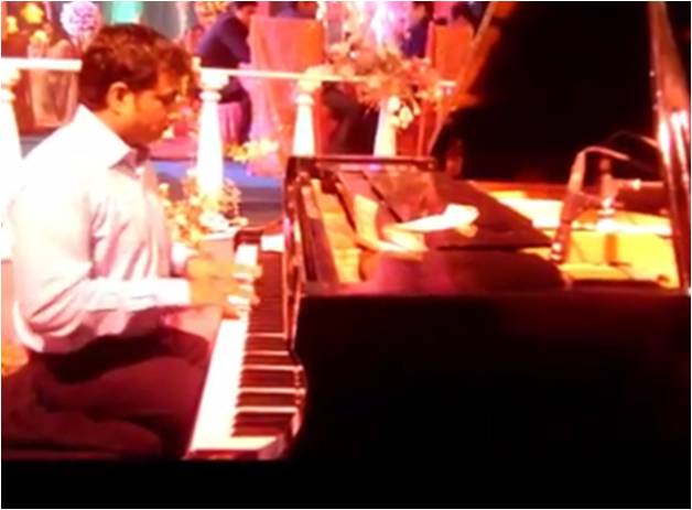 male piano player goa