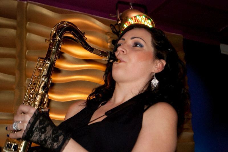 female saxophone player goa