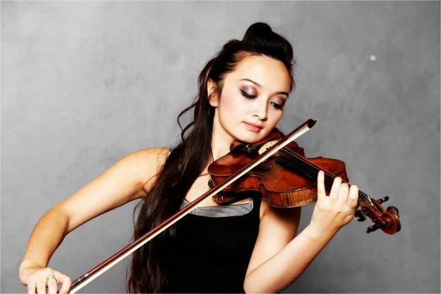 female violin player goa